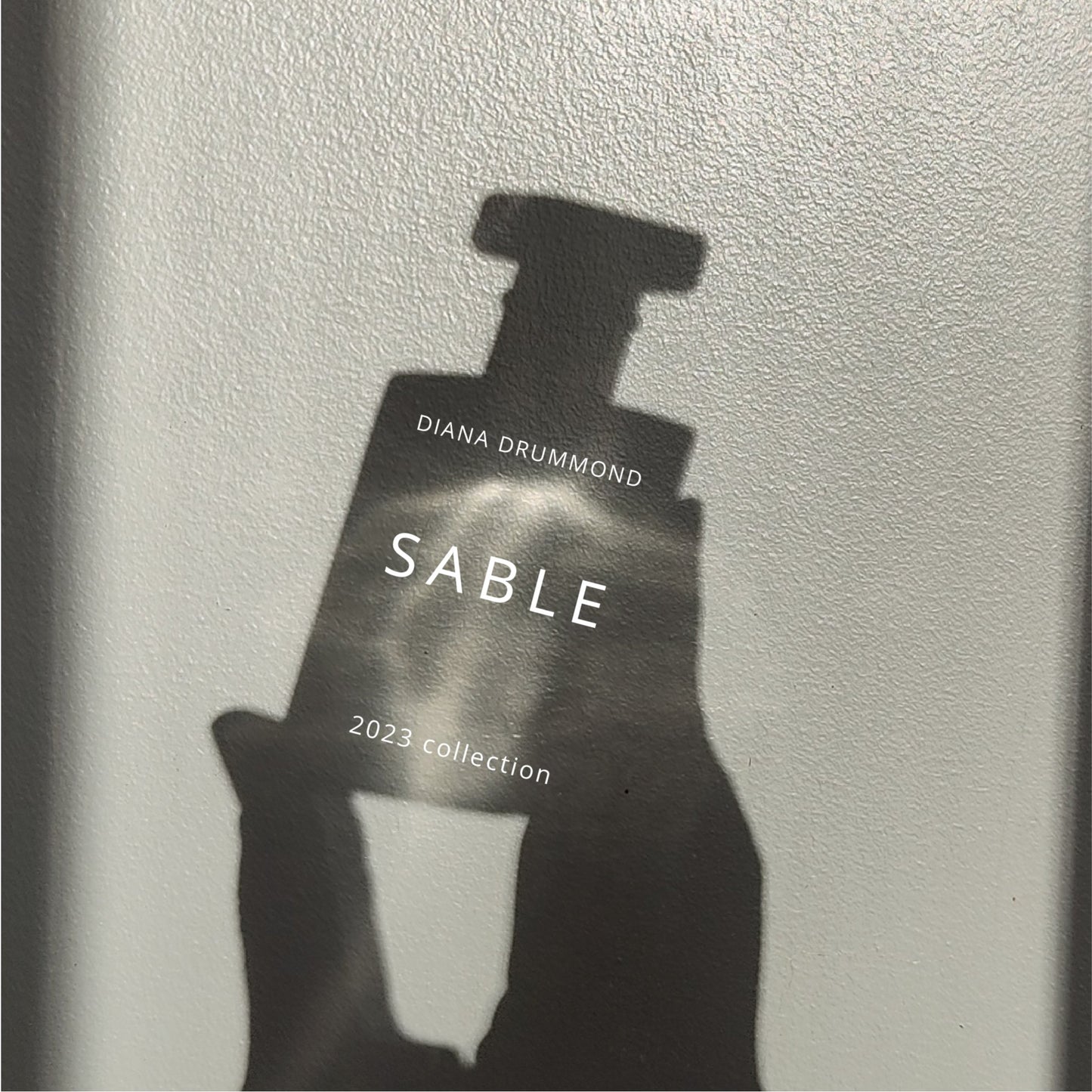 DIANA DRUMMOND Sable 2023" is a fragrance that transports the senses to the great nature of Scotland.