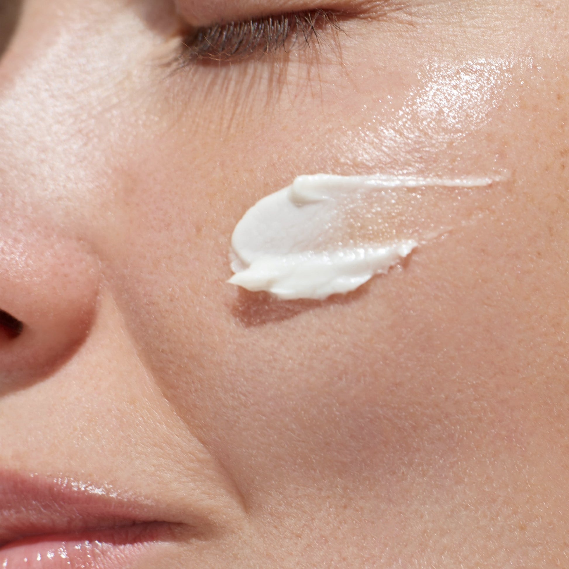 SEAWEED ORGANICS Skinfood facial cream in eco-friendly jar on wooden surface